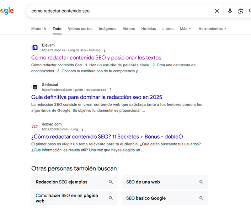 Captura de pantalla de los resultados de búsqueda de Google (SERP) para la consulta "cómo redactar contenido seo", mostrando los artículos mejor posicionados orgánicamente.