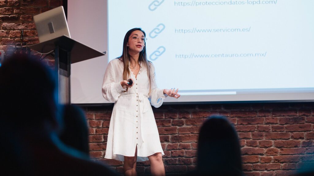 lidia moreno en una ponencia